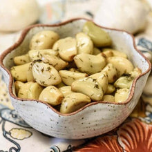 Load image into Gallery viewer, Harvest Barn Pickled Garlic (473ml) SPECIAL
